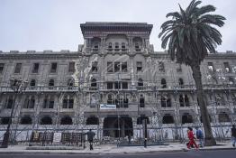 Image du Maroc Professionnelle de  Le boulevard Mohammed V (ex la gare). A droite le marché central de Casablanca figé depuis les années 30, il dispose de 3 entrées faisant face à l'hôtel Lincoln (immeuble Bossonneau) un des premiers bâtiment de 4 niveaux du boulevard de la gare (actuel boulevard Mohammed V) est abandonné aux intempéries depuis plusieurs années, un échafaudage est en cours d'installation contre la façade. Petit à petit L’hôtel Lincoln quitte ce monde. Construit par des matériaux poreux et sans étanchéité au début du 20e siècle. Déjà en 1989 suite aux accidents qui ont causé des morts et plusieurs blessés, le bâtiment a été vidé avec cessation de toute activités des commerces et cafés. Dimanche 11 Février 2007. (Photo / Abdeljalil Bounhar) 